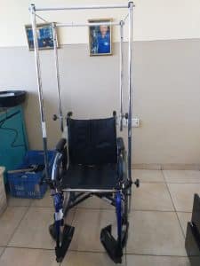 כסא גלגלים שהפך לקפסולה ניידת בתקופת הקורונה