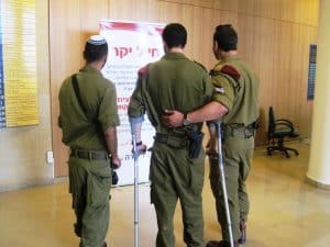 חייל נהנה מהסיוע ביד שרה