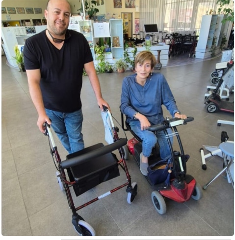 מתנדבת מורדה צור עם קלנועית