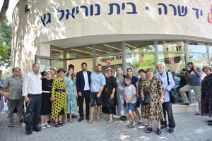 המשתתפים מחוץ לבנין החדש במעלה אדומים