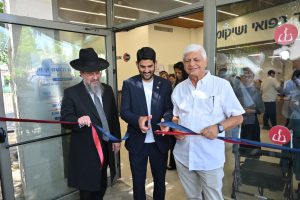 יור יד שרה הרב יצחק לופולינאסקי וראש העיר בגזירת הסרט