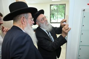 רבני העיר בקביעת מזוזה בבנין החדש של יד שרה מעלה אדומים