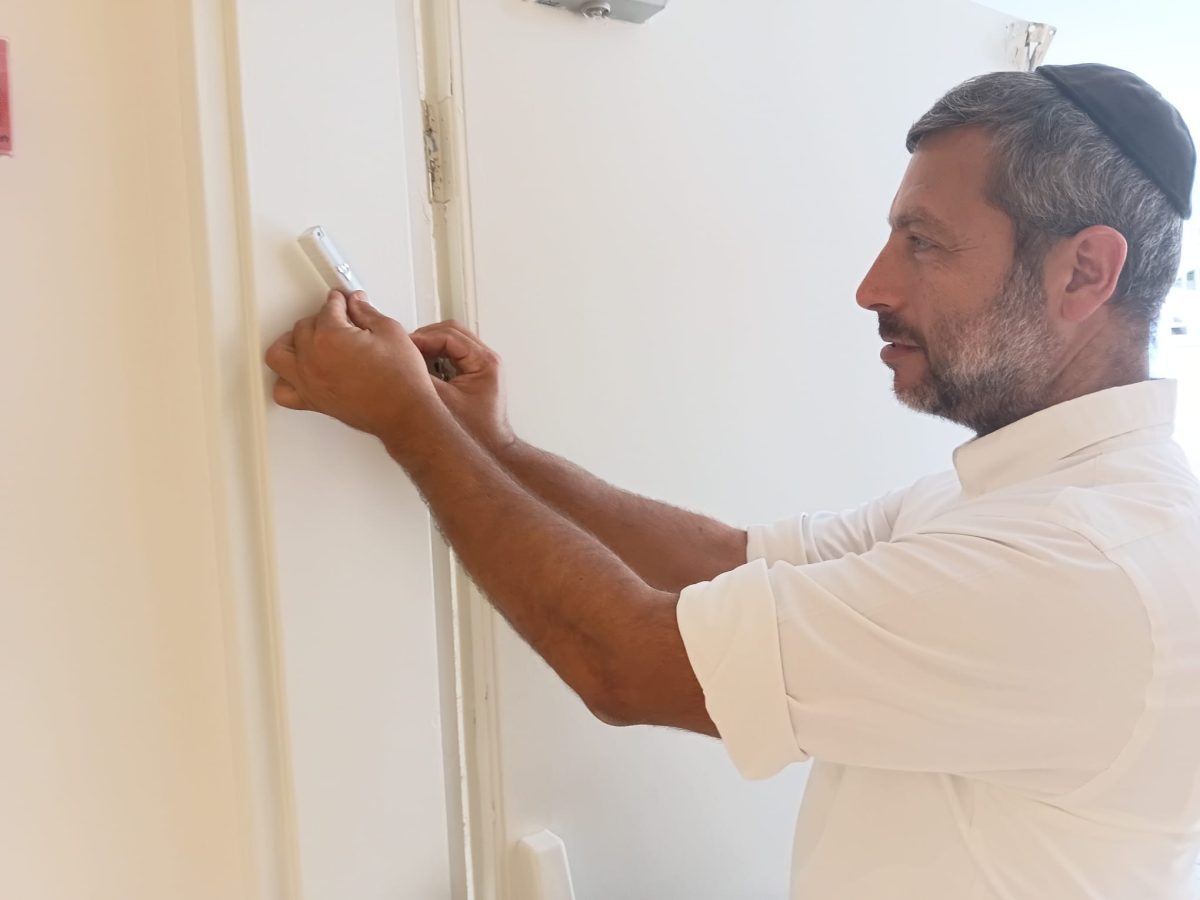 מנהל המחוז מוטי פורייס בקביעת מזוזה בסניף ראשון לציון