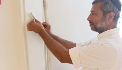 מנהל המחוז מוטי פורייס בקביעת מזוזה בסניף ראשון לציון