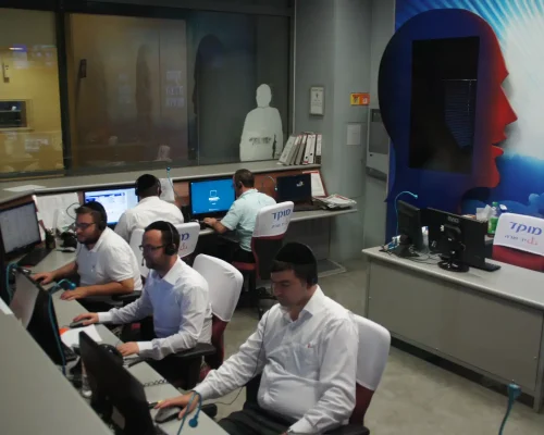 מתנדבים ללא הפסקה במוקד מצוקה יד שרה
