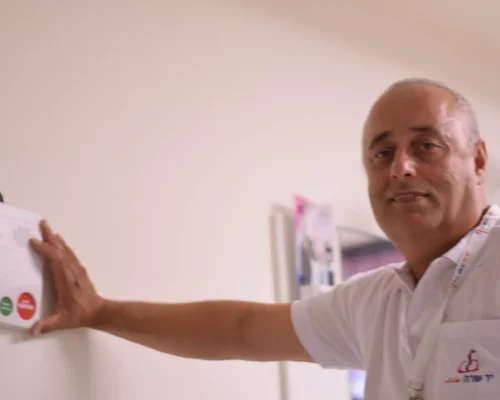 מתנדב מתקין לחצן המצוקה