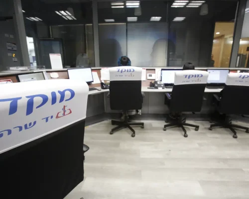 מתנדבים ללא הפסקה במוקד מצוקה יד שרה